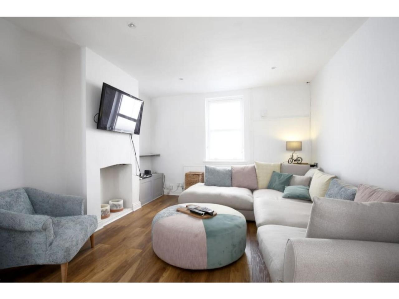 Modern, Chic 2br Townhouse In