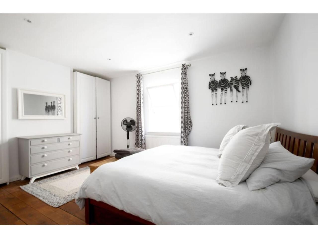 Modern, Chic 2br Townhouse In